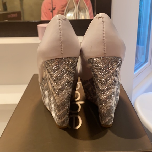 Bebe white leather metallic wedge size 6 - Picture 3 of 6